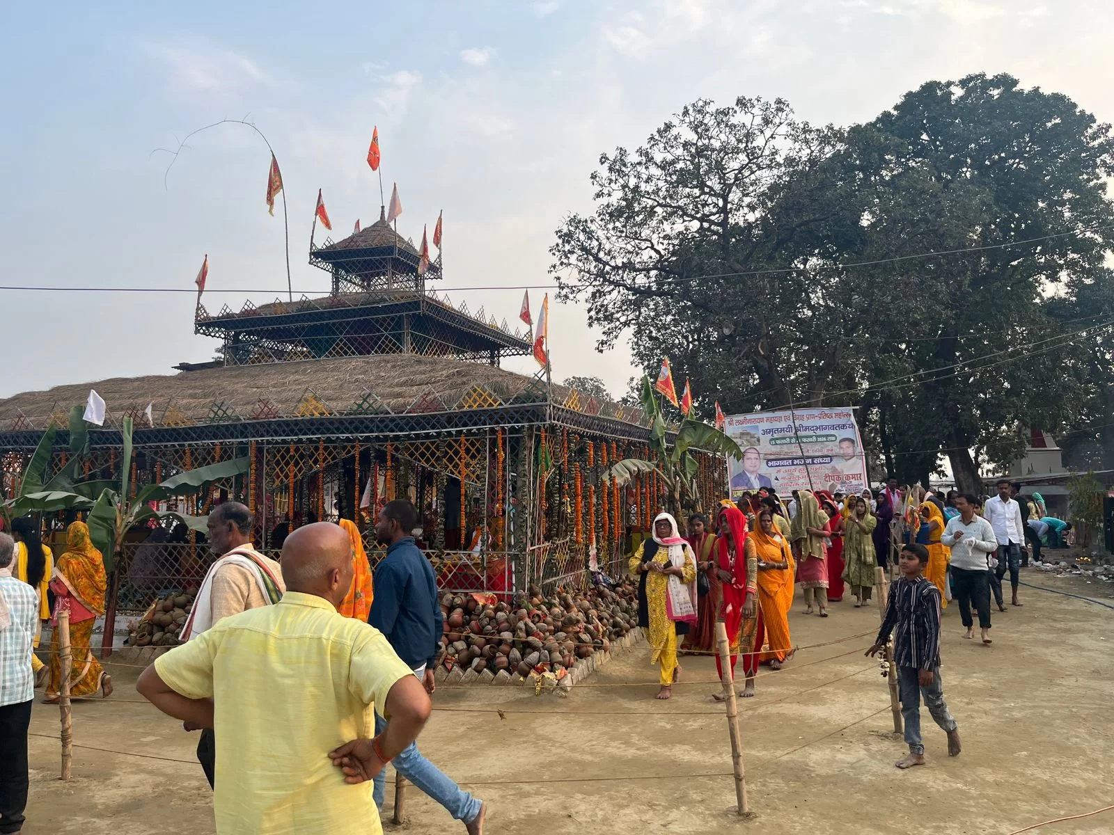 मंदिर परिषद में भक्तों की लगी लंबी कतारे