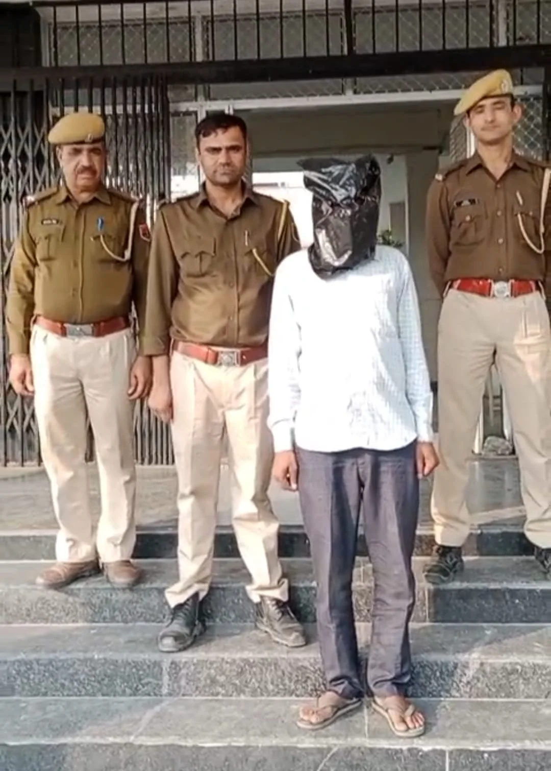 दो साल चार माह से फरार लूट का आरोपी गिरफ्तार