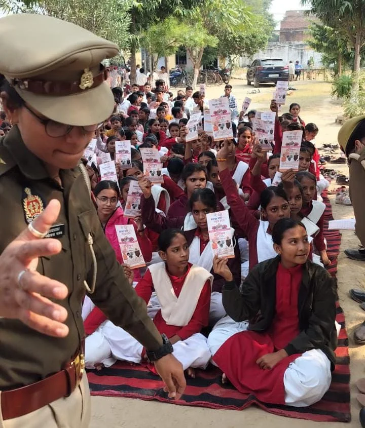 मिशन शक्ति टीम ने छात्र-छात्राओं को नारी सुरक्षा,नारी सम्मान और नारी स्वावलंबन के साथ-साथ साइबर अपराध से बचाव