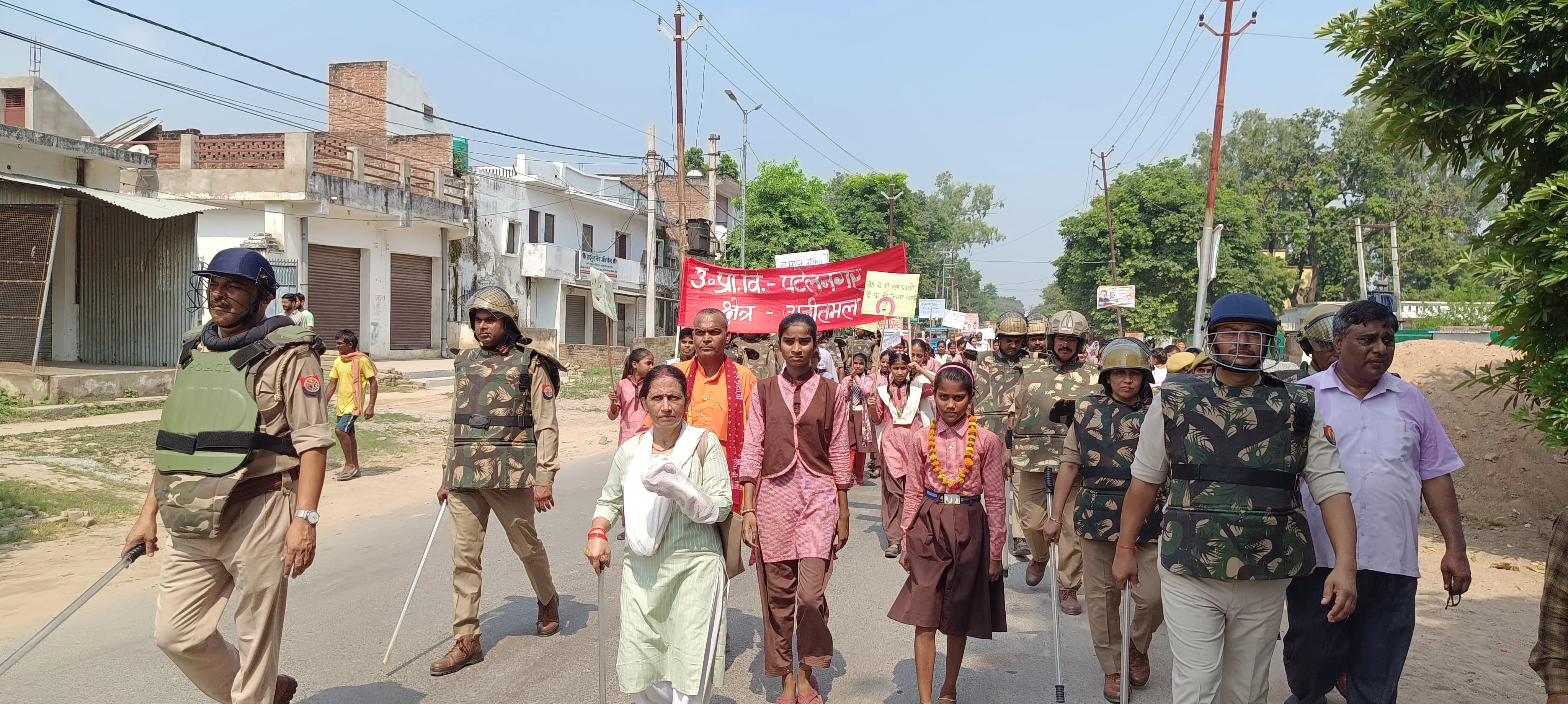 औरैया मिशन शक्ति रैली, अजीतमल कोतवाली पुलिस मार्च, बाबरपुर कस्बा सुरक्षा, दंगा नियंत्रण उपकरण, स्कूली छात्राएं रैली, दशहरा सुरक्षा प्रबंधन, मिशन शक्ति अभियान