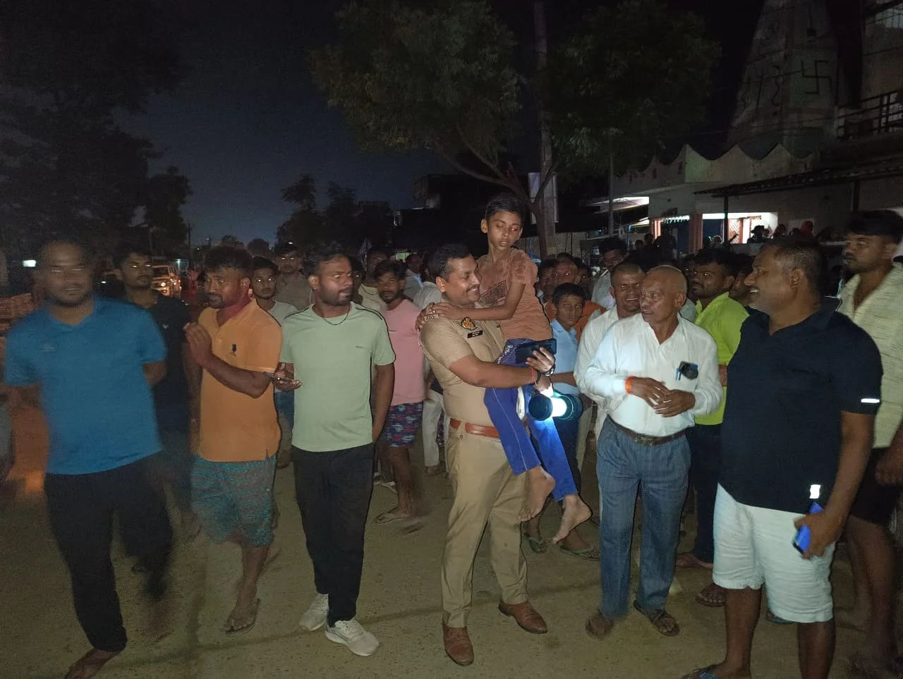 चिलुआताल पुलिस ने महज 2 घंटे में गुमशुदा 11 वर्षीय बच्चे को खोजकर परिजनों को सौंपा
