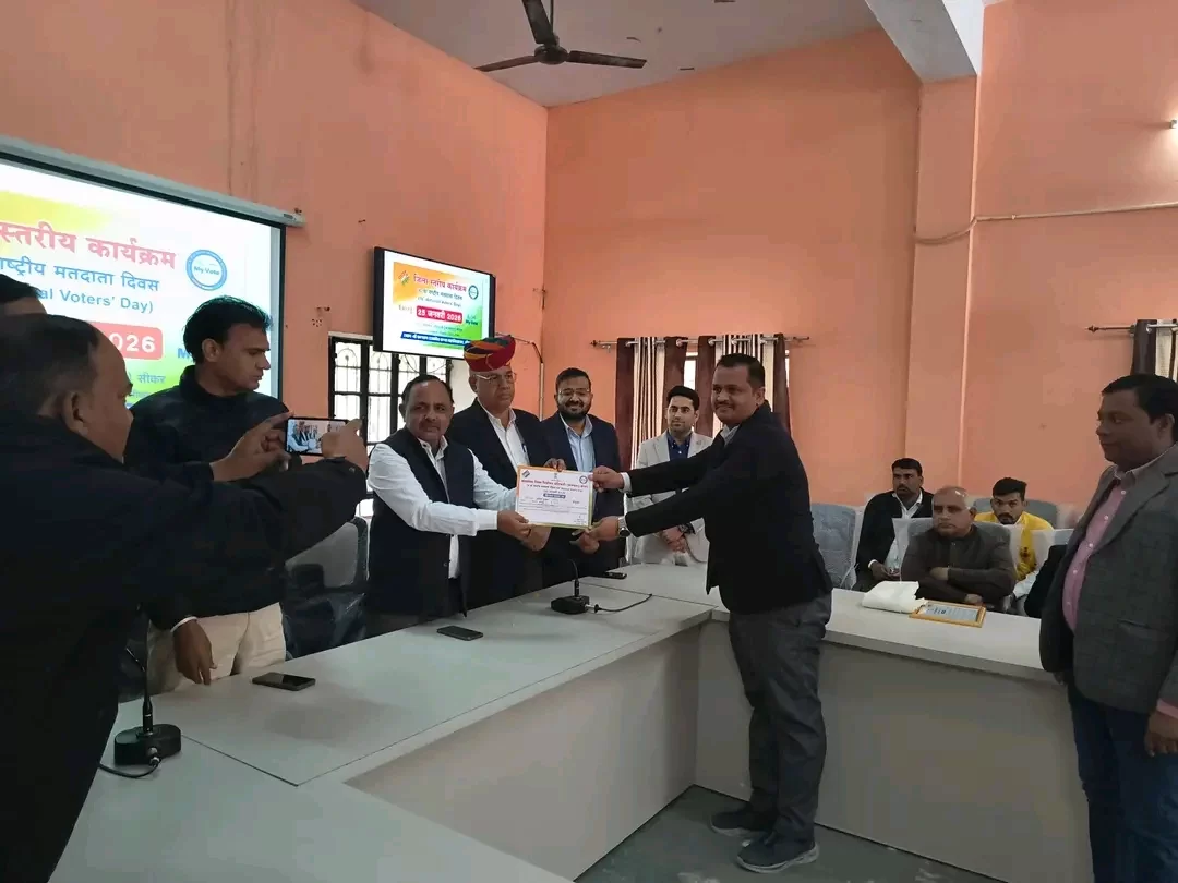 निर्वाचन कार्यों में तकनीकी योगदान के लिए प्रोग्रामर ललित कुमार को जिला स्तरीय सम्मान