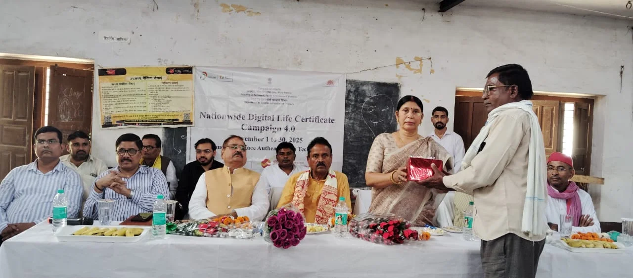 तीन उप डाकपाल और छह शाखा डाकपालों को सम्मानित किया गया