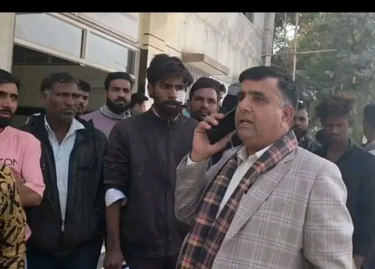 सड़क हादसे में घायल को विधायक ने खुद पहुंचाया अस्पताल