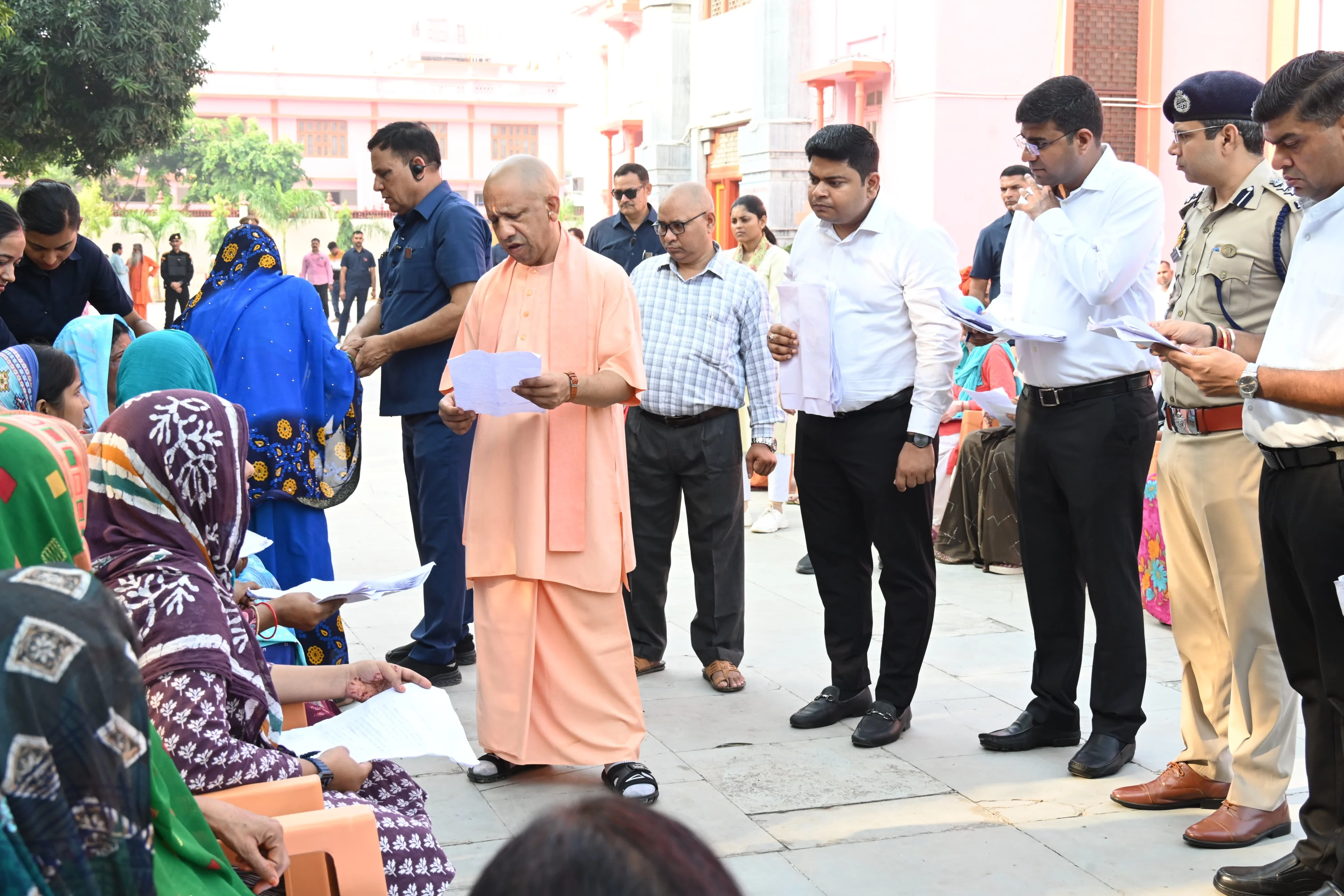 गोरखपुर में जनता दर्शन के दौरान सीएम योगी ने 250 लोगों की समस्याएं सुनीं और अधिकारियों को हर जरूरतमंद तक योजनाओं का लाभ पहुँचाने के निर्देश दिए।