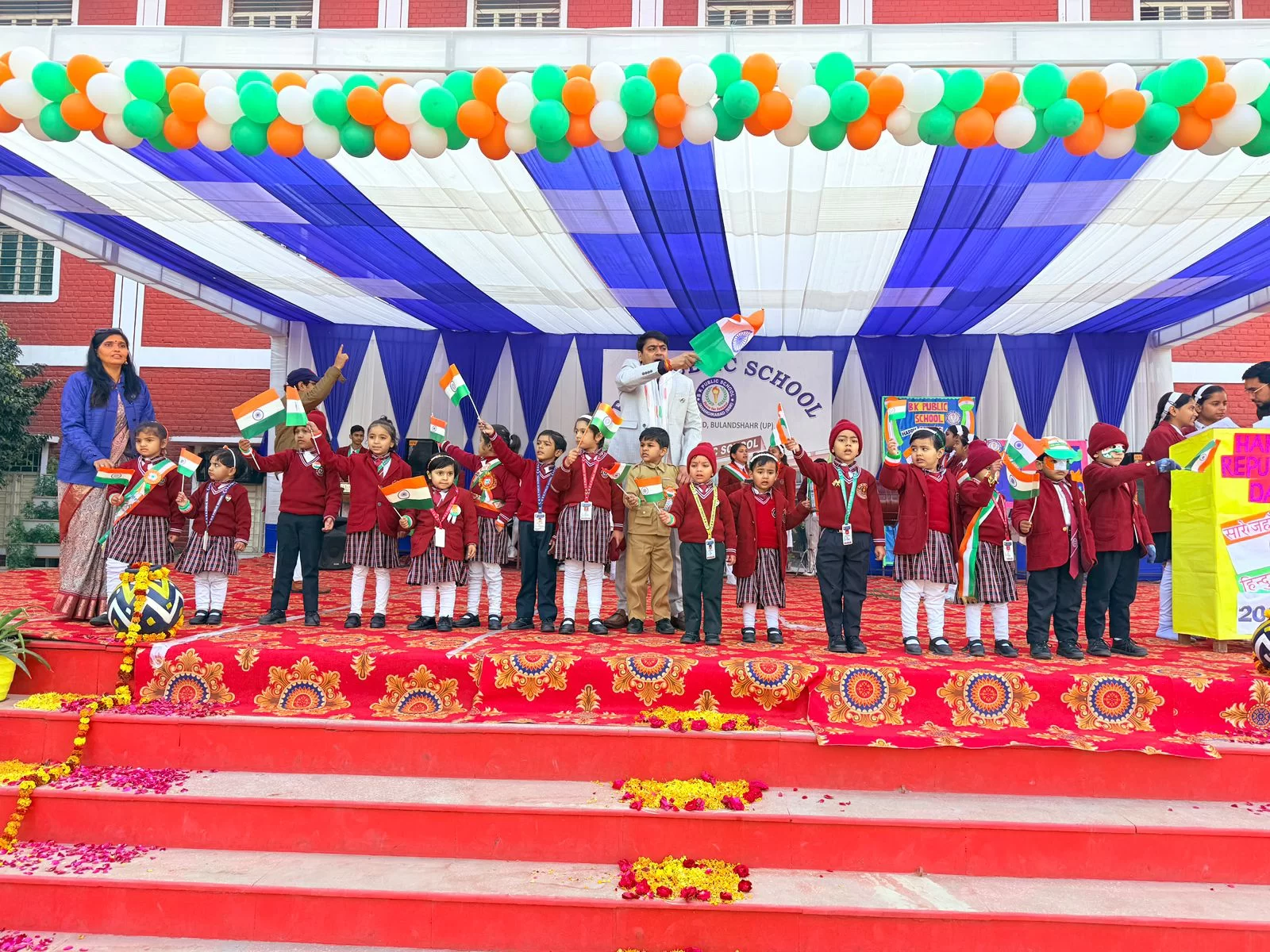 मुख्य अतिथि और प्रधानाचार्य द्वारा ध्वजारोहण किया गया।