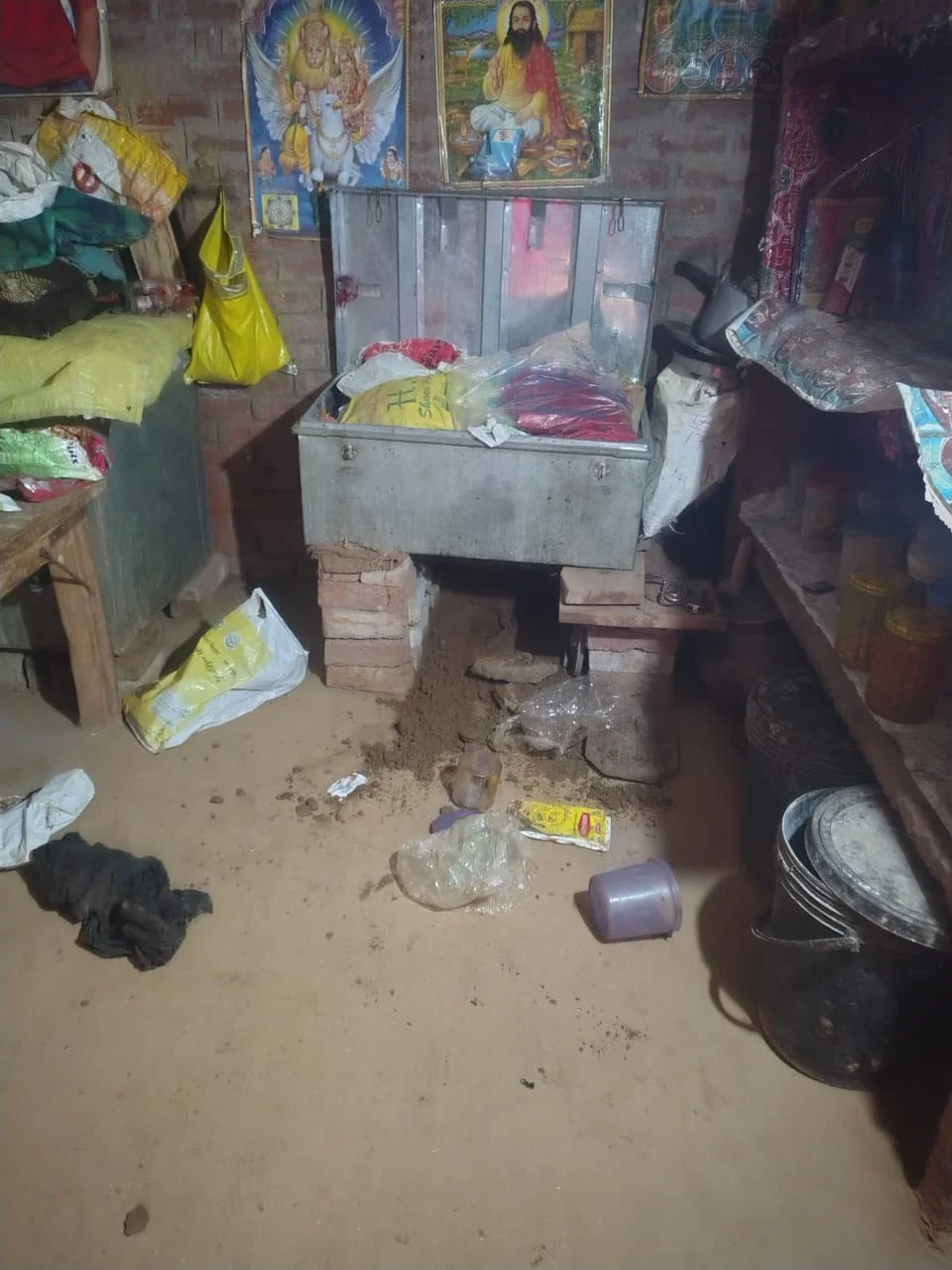 रामलीला देखने गए परिजन, सूना घर देख चोरों ने किया हाथ साफ