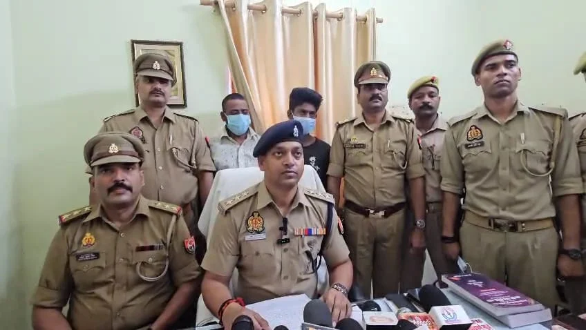 जीआरपी पुलिस ने तीन मोबाइल, अवैध तमंचा और जिंदा कारतूस बरामद किए
