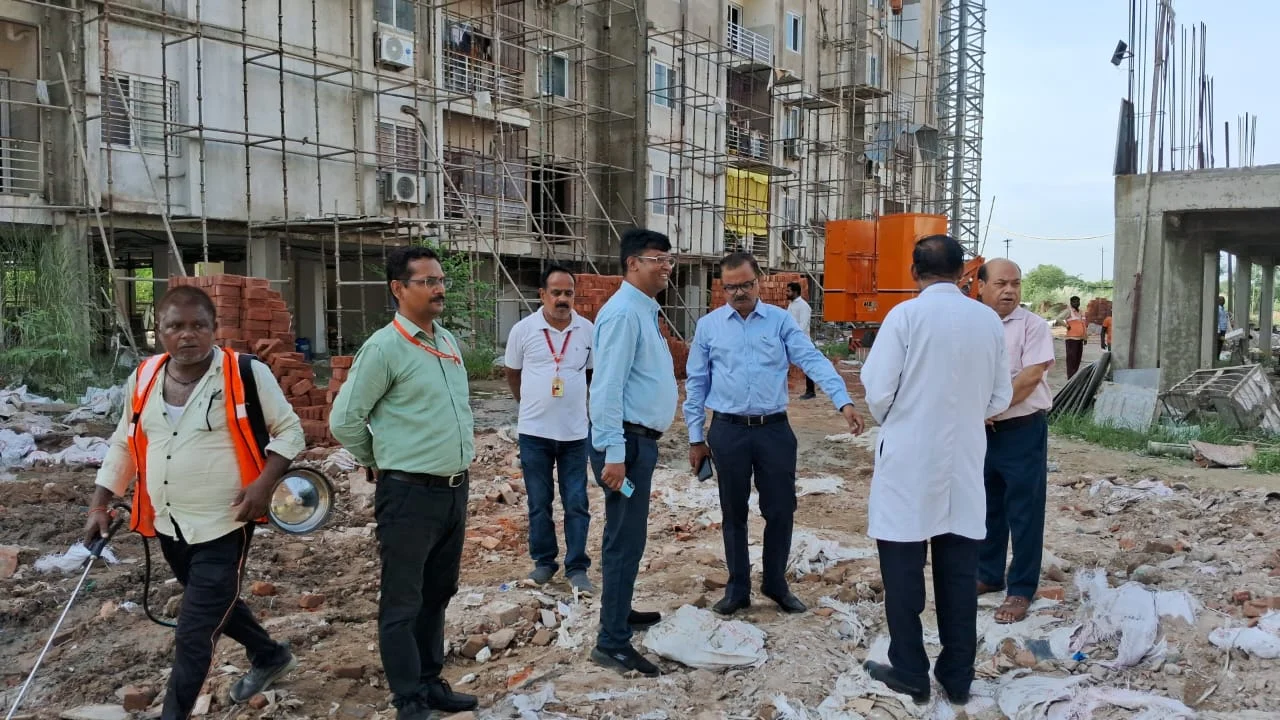 नगर निगम और स्वास्थ्य विभाग की टीम ने परिसर में एंटी-लार्वल का छिड़काव किया, छात्रों को लक्षण और बचाव के उपाय बताए