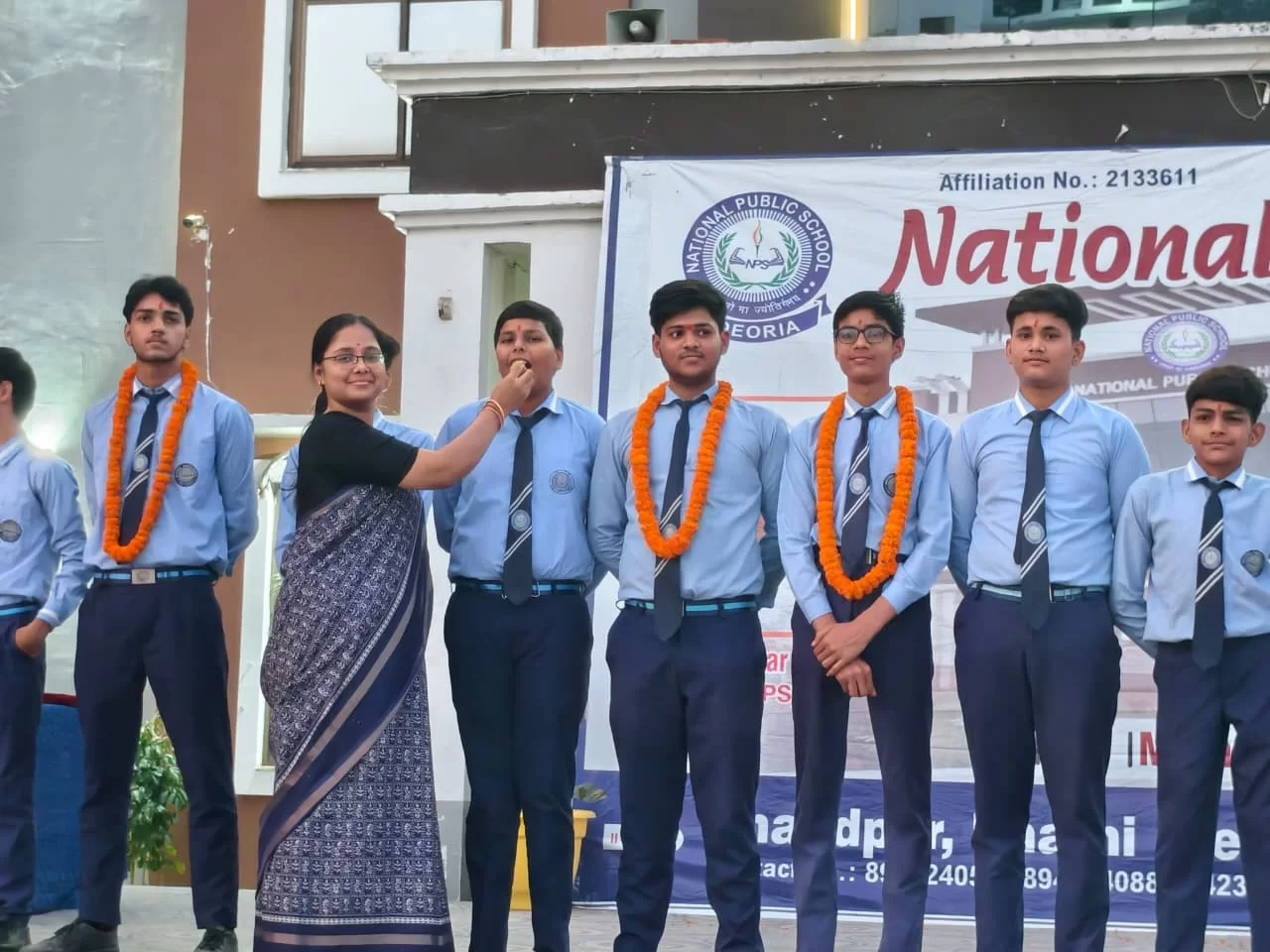 तिलक-मिठाई के साथ हुआ जोरदार स्वागत"