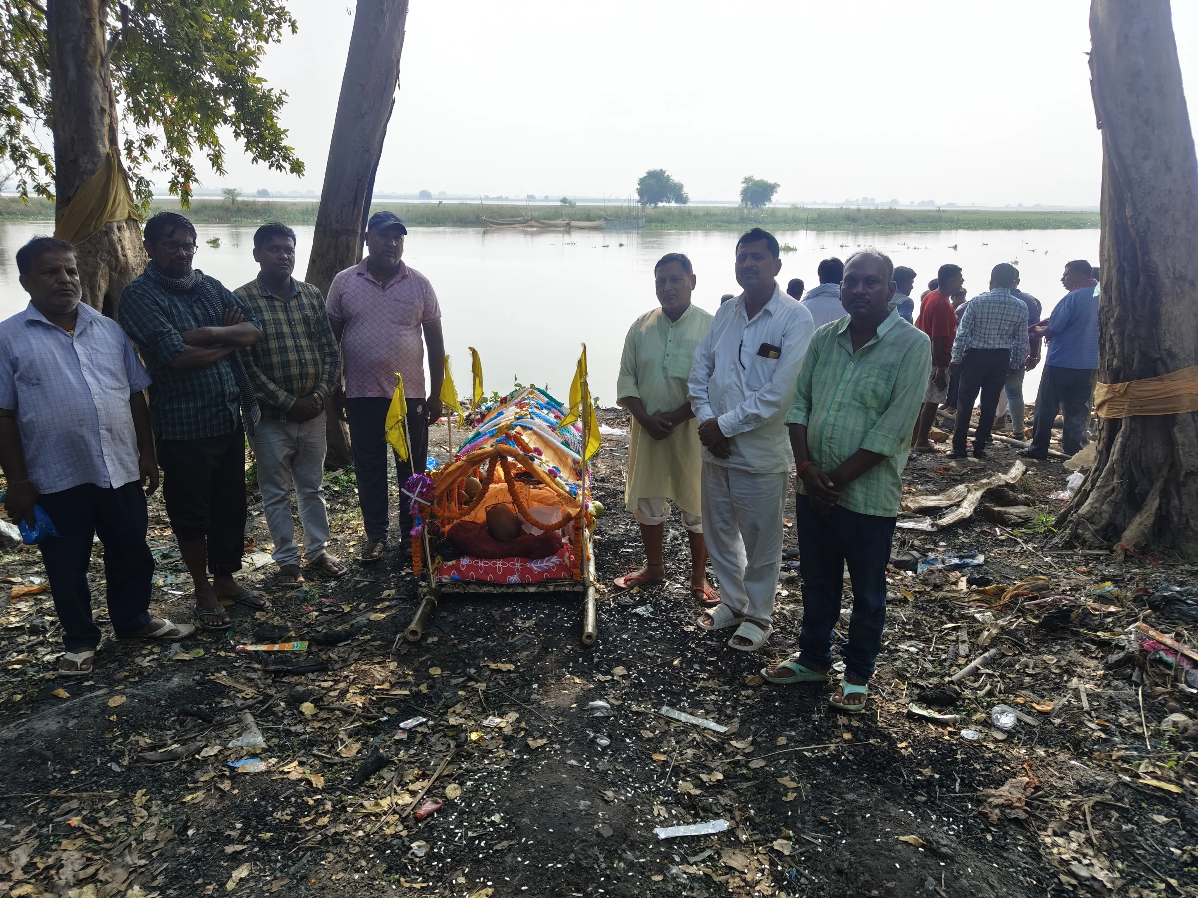 शुभचिंतकों ने दिया श्रद्धांजलि , किया शोक वक्त लगाए अमर रहे का नारे