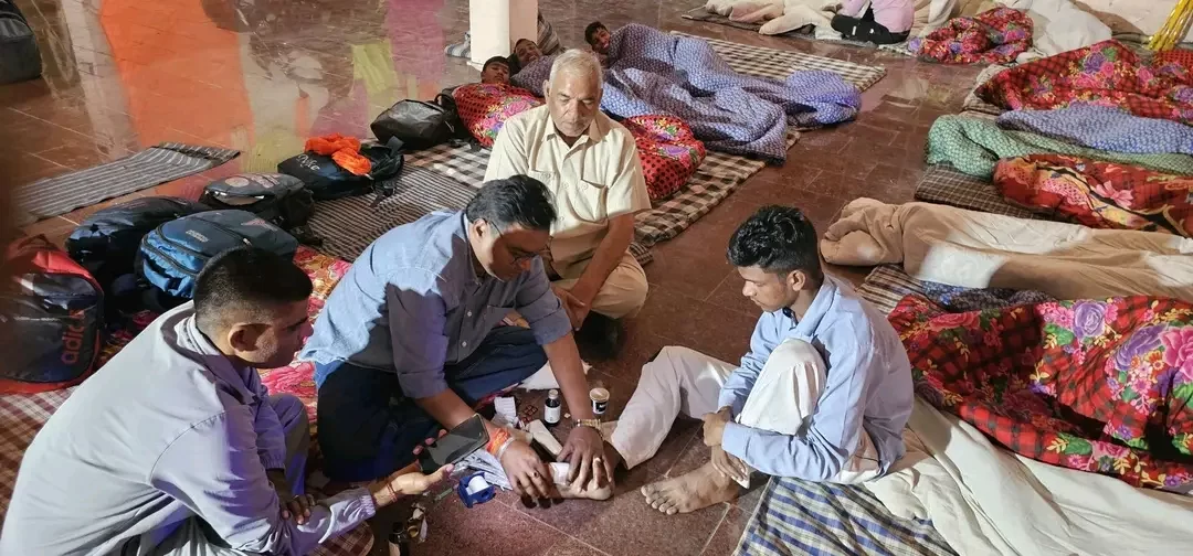 187 पदयात्रियों को दी प्राथमिक चिकित्सा, रेडक्रॉस व जीव सेवा समिति की संयुक्त पहल