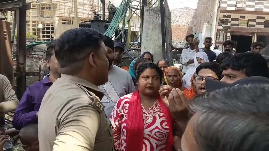 स्मार्ट मीटर को लेकर आने वाली परेशानियों के खिलाफ हुआ धरना