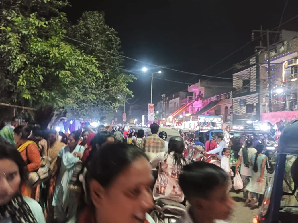 रात बाज़ार में उमड़ी भीड़ से जाम की स्थिति बनी, प्रशासन की सुस्ती से लोगों को झेलनी पड़ी परेशानियां
