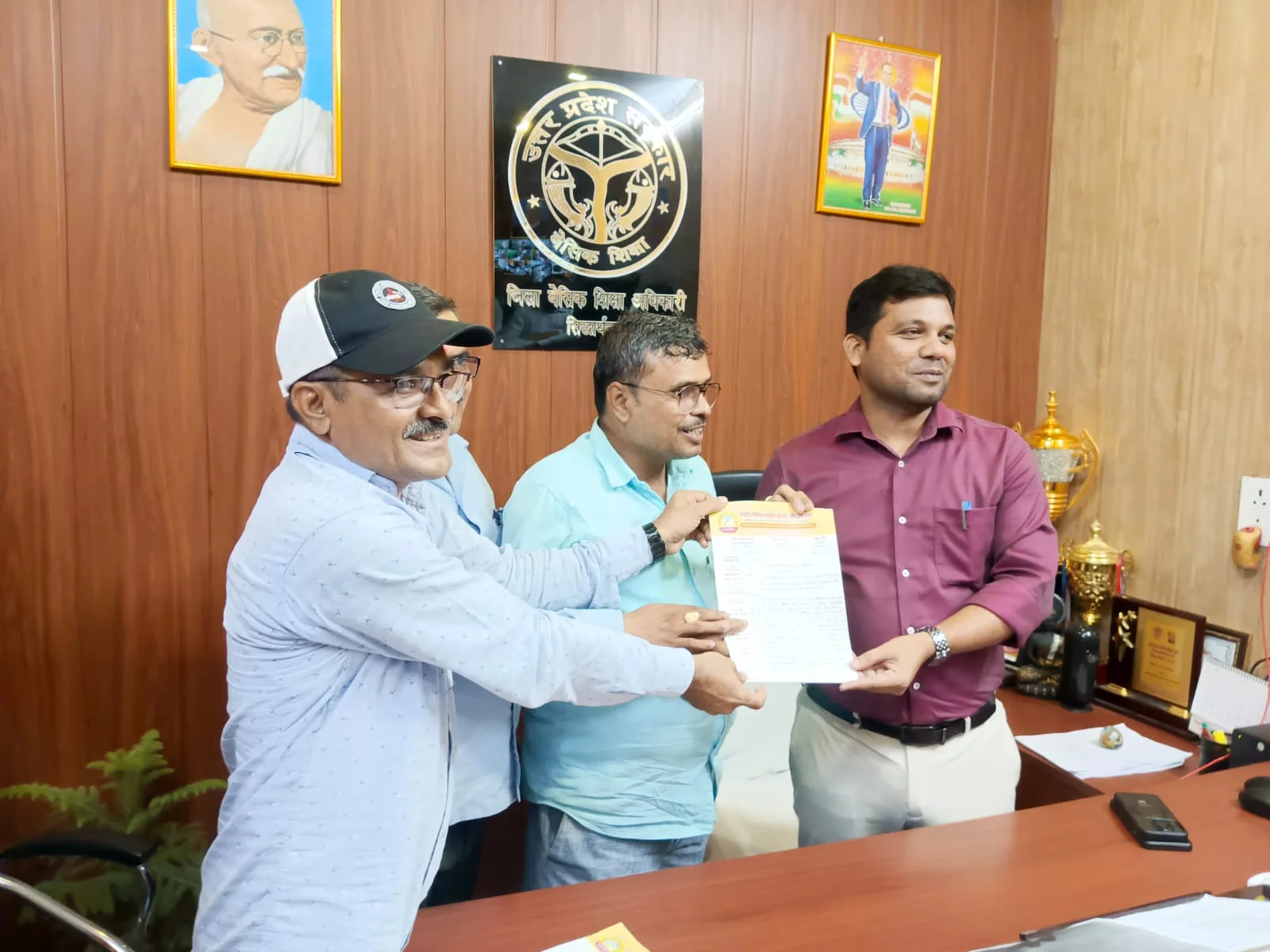 संयोजक मनोज त्रिपाठी, सह संयोजक रेणु मणि त्रिपाठी, सह संयोजक सुरेंद्र गुप्ता ने ज्ञापन सौंप बेसिक शिक्षा अधिकारी को किया सूचित