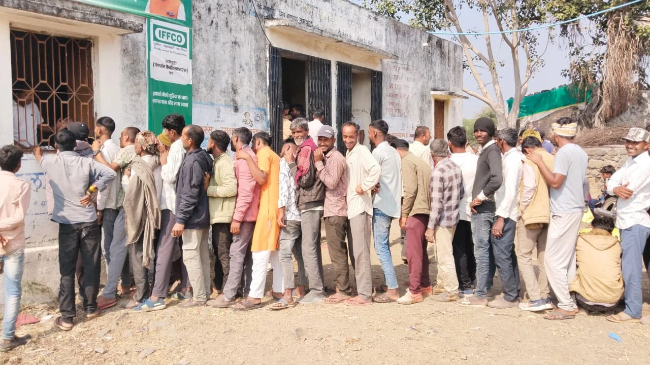 सुबह से भूखे-प्यासे किसान लंबी कतारों में, कुछ ही घंटे में 1650 कट्टे खत्म