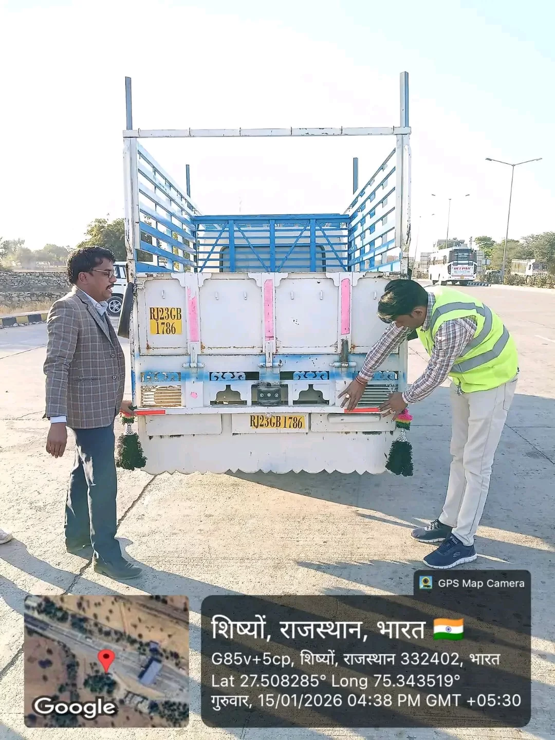 धीमी गति से चलने वाले वाहनों व आवारा पशुओं पर लगाए गए रिफ्लेक्टिव टेप