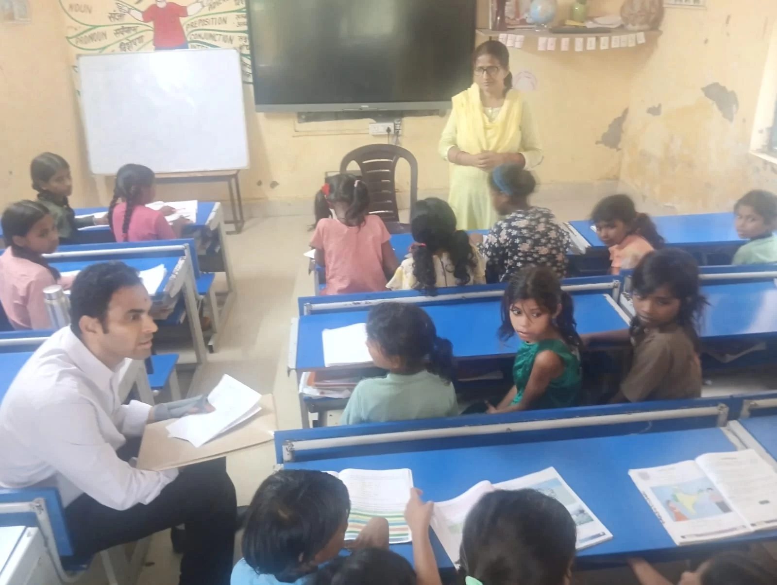 शिक्षा और व्यवस्थाओं को परखा