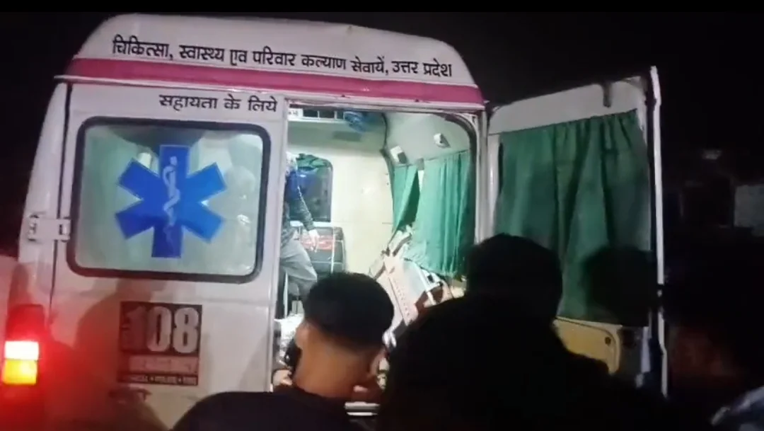 कौशांबी: राष्ट्रीय राजमार्ग पर भीषण सड़क हादसा, कानपुर से डूबी जा रही वैन ट्रक से टकराई, तीन लोग घायल