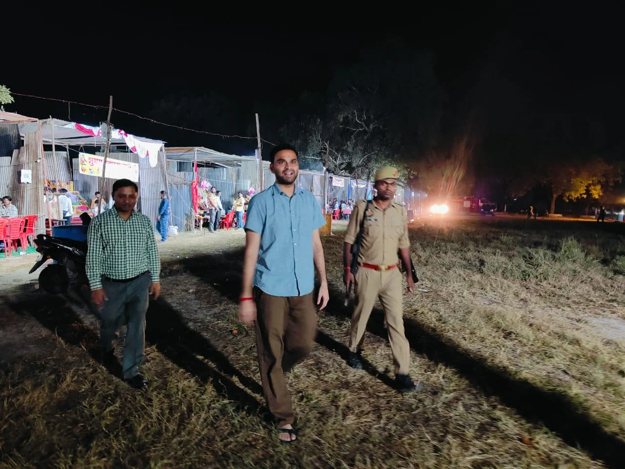 दीपावली से पहले सुरक्षा व्यवस्था को लेकर डीएम ने किया पटाखा दुकानों का जायजा