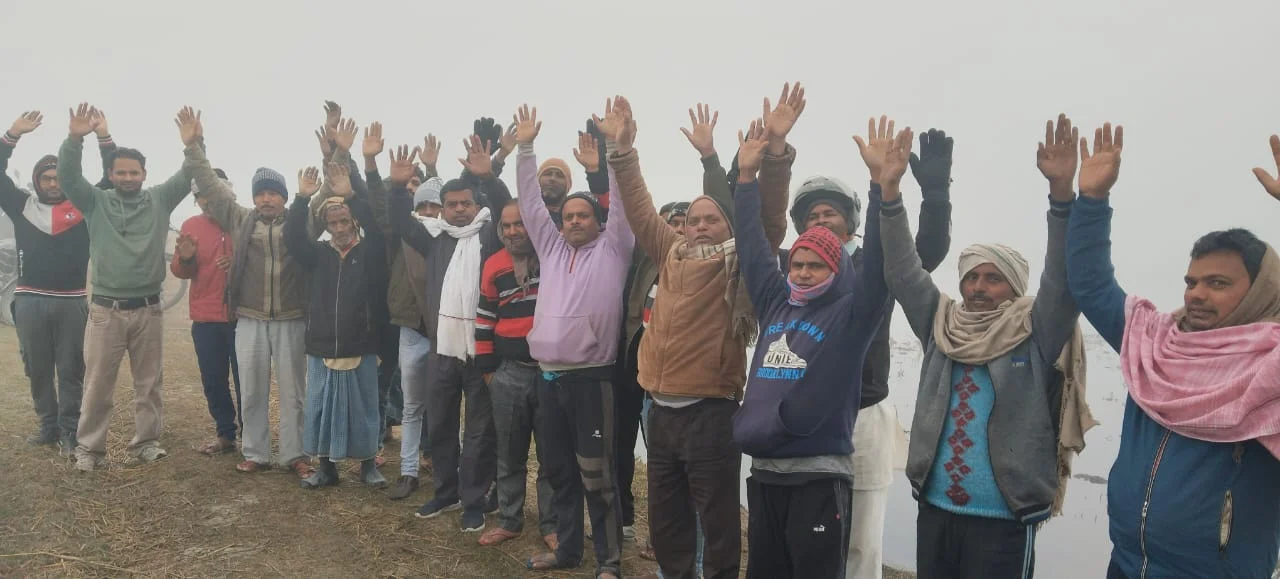 गेहूं की फसल जलमग्न, क्षतिपूर्ति की मांग को लेकर किसानों का आंदोलन