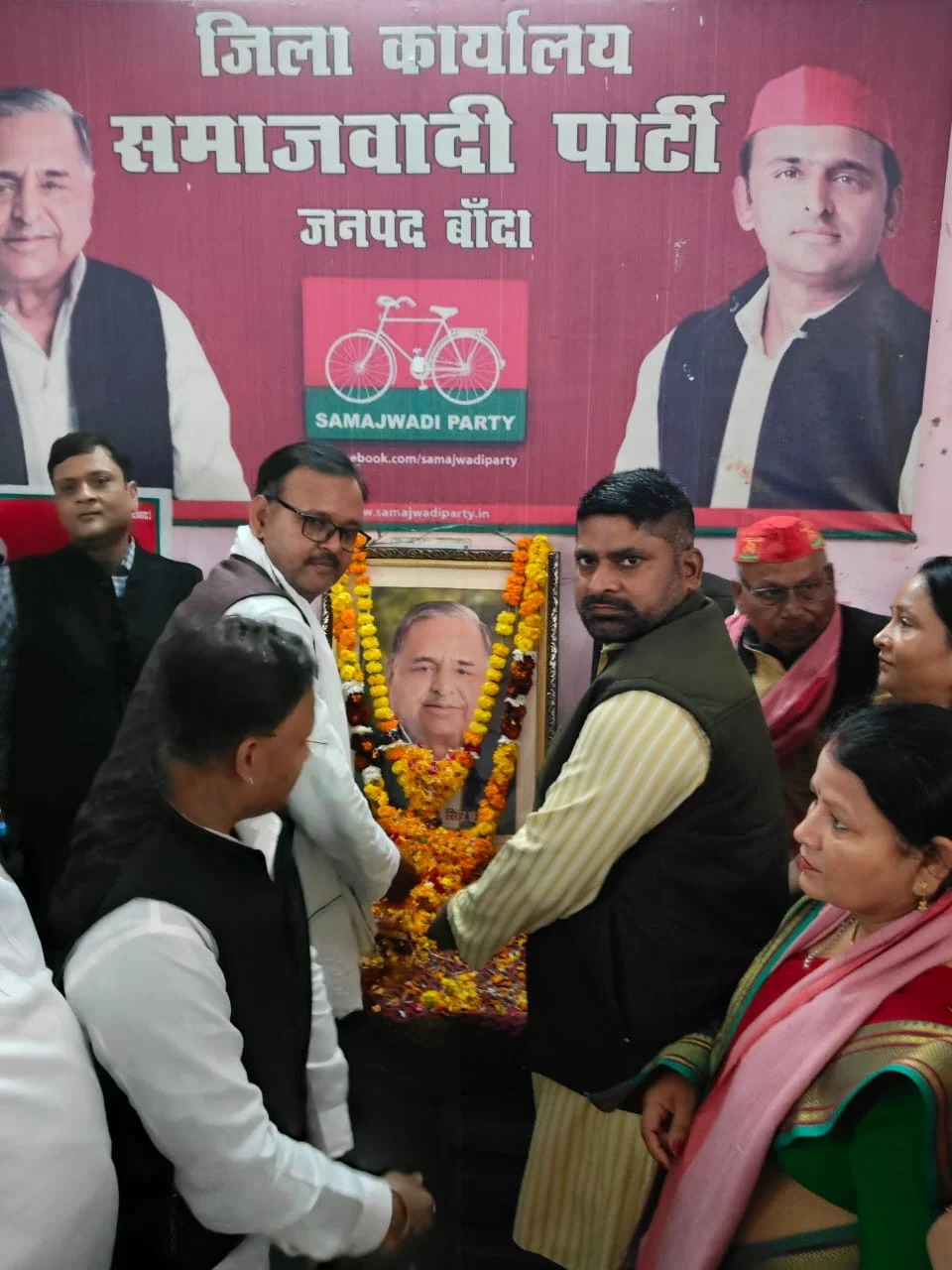 इस अवसर पर कार्यकर्ताओं और पदाधिकारियों ने उनके चित्र पर माल्यार्पण कर श्रद्धांजलि दी तथा मिष्ठान वितरण किया