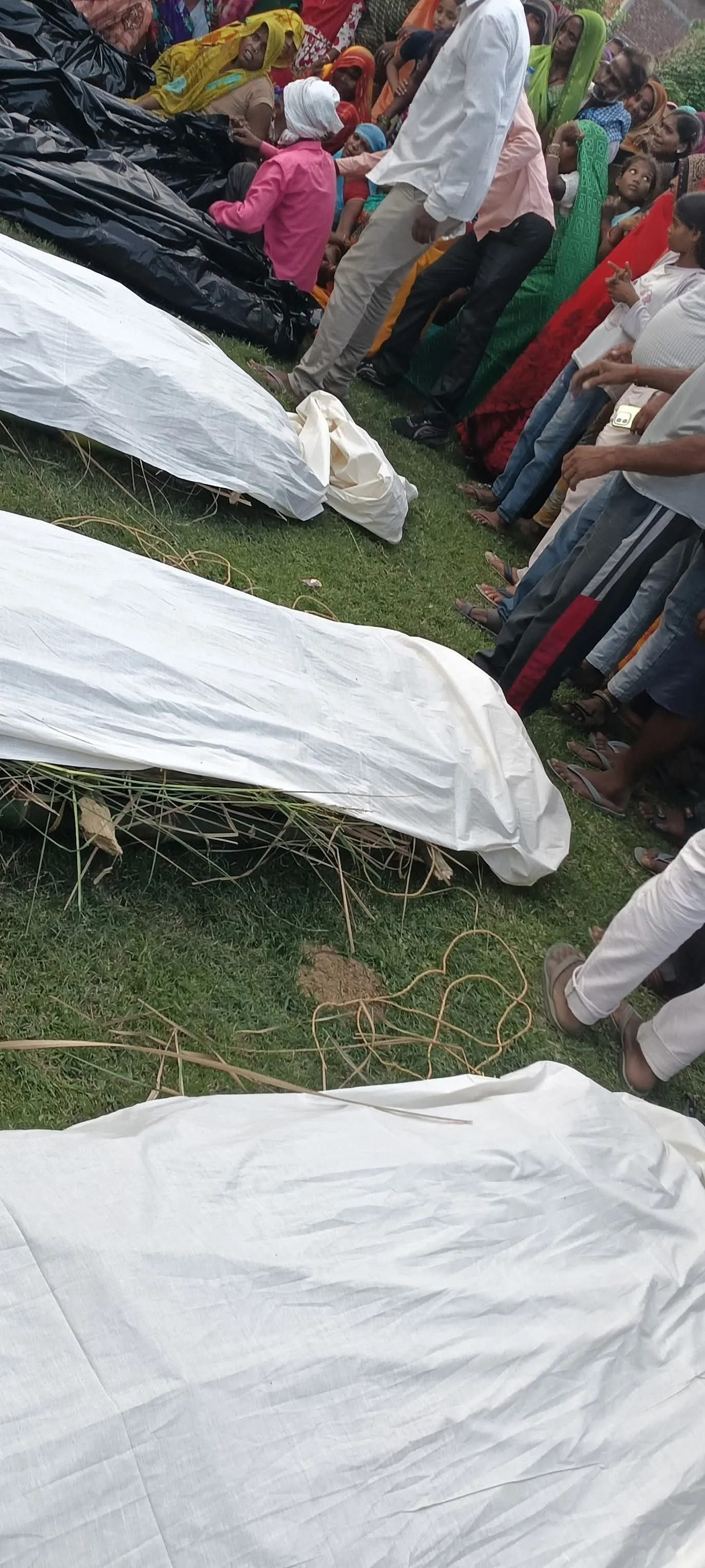 कार-बाइक की भिड़ंत में दादी, बेटा और पोते की मौत – चालक फरार