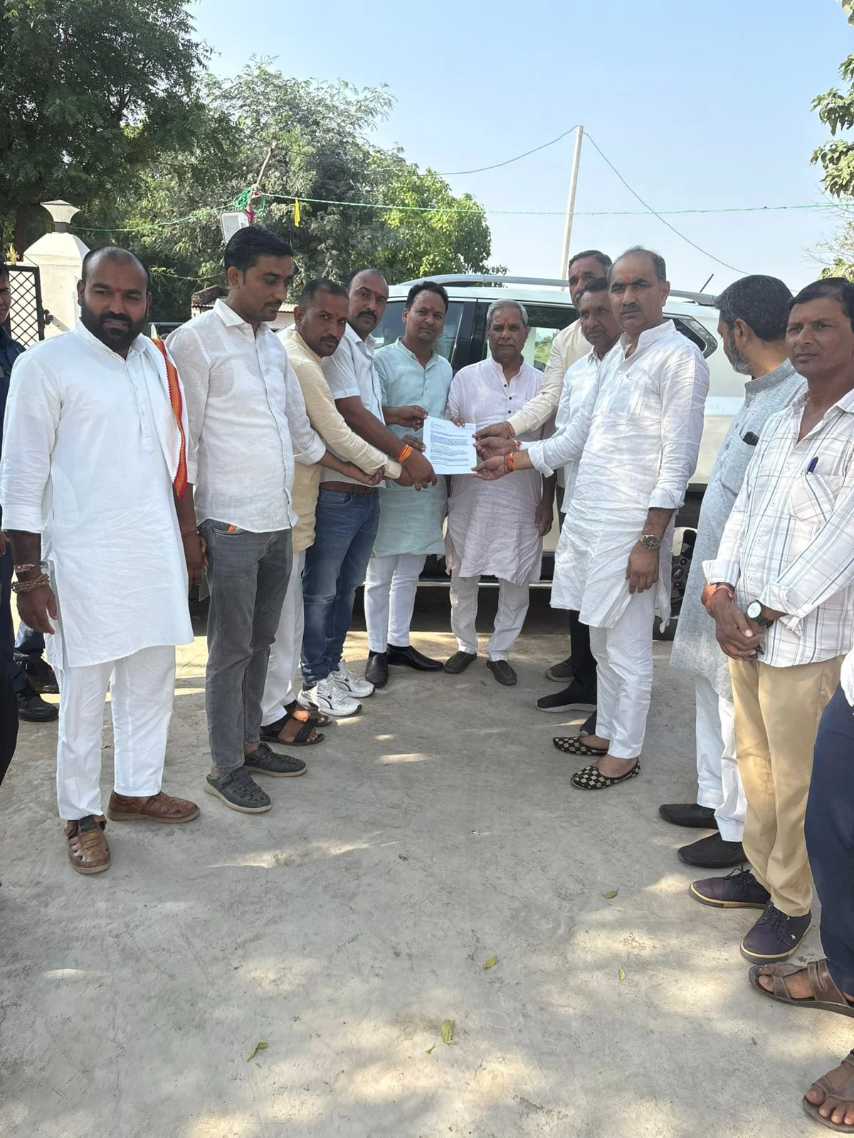 खनन परियोजना के विरोध में कांग्रेस व भाजपा दोनों दलों को सौंपे ज्ञापन