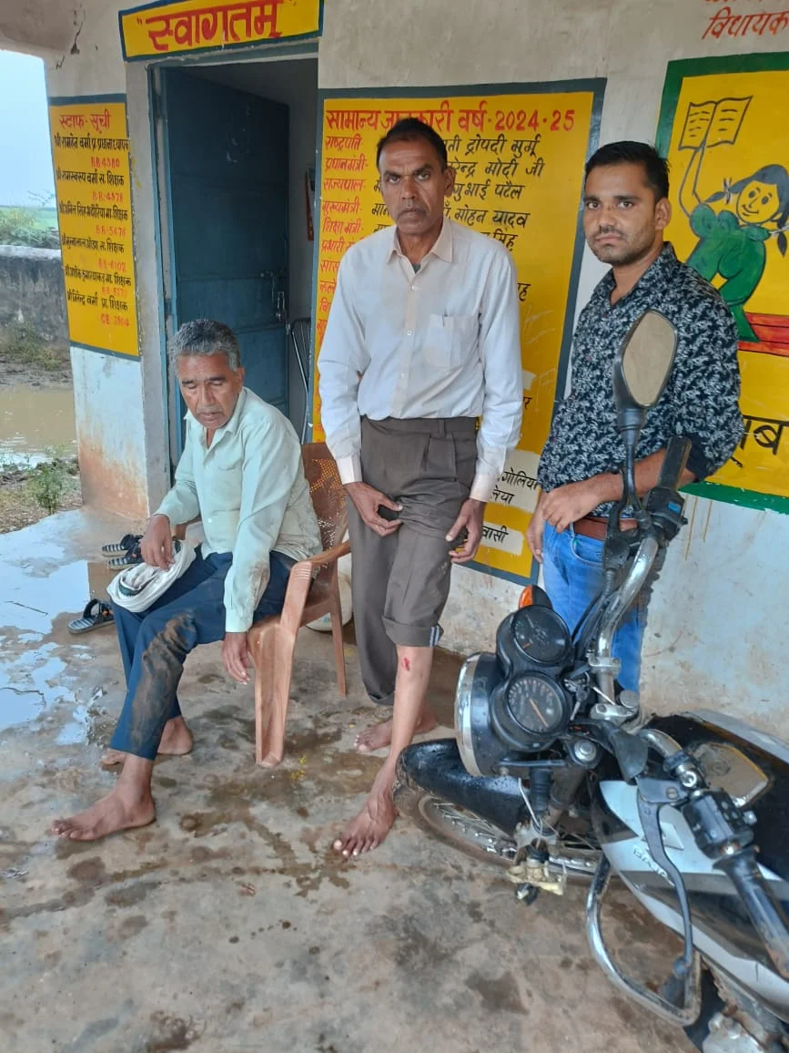 मौसम प्रतिकूल होने के बावजूद स्कूल जल्दी पहुंचकर हाजिरी लगाने निकले दो शिक्षक हुएजी हादसे का शिकार