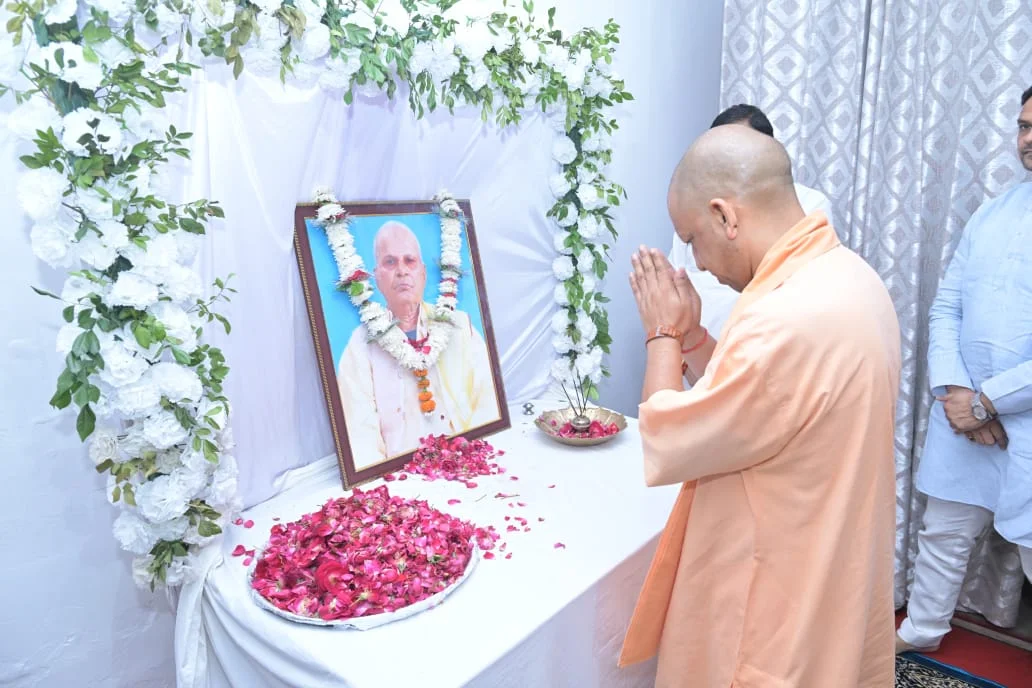 सीएम ने स्वर्गीय अयोध्या सिंह के चित्र पर पुष्पांजलि अर्पित कर की आत्मा की शांति के लिए प्रार्थना
