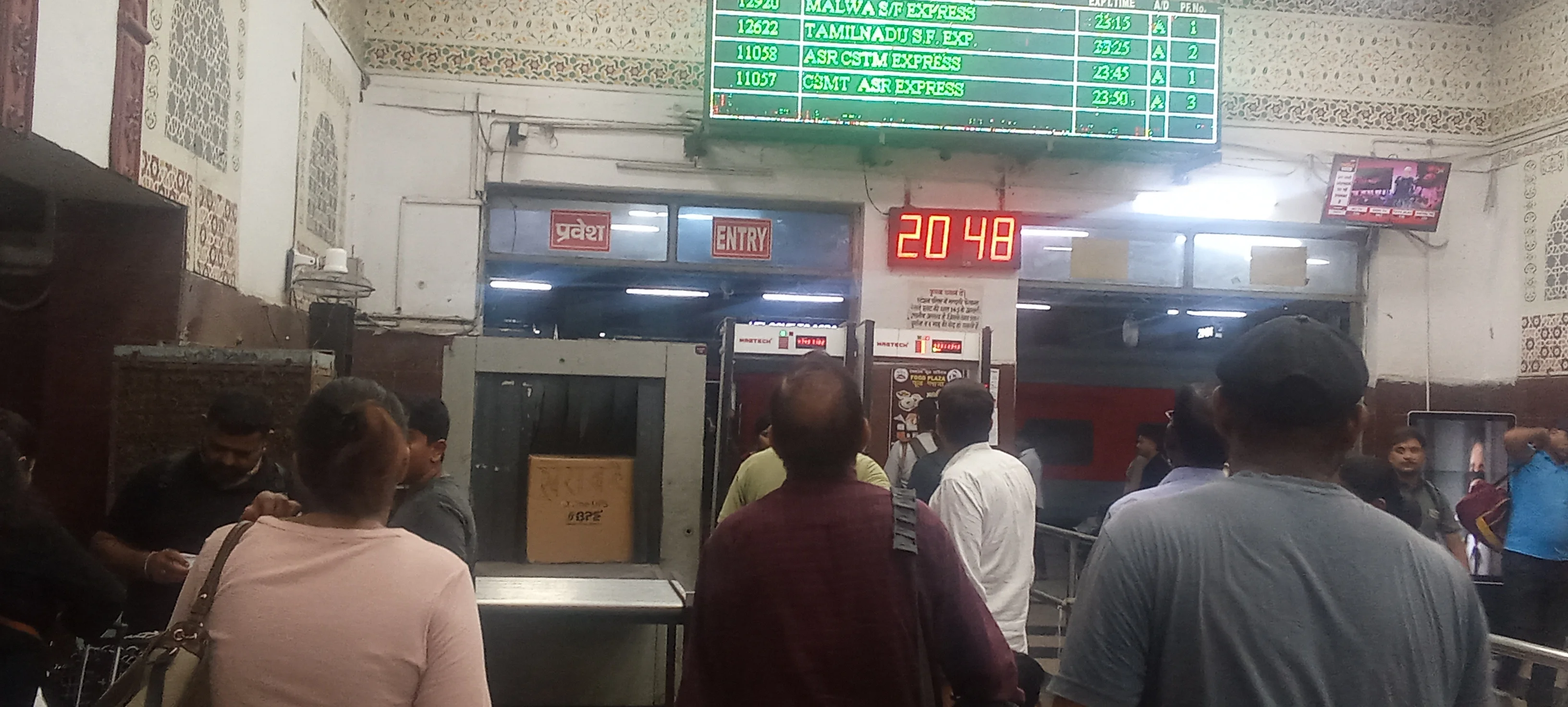 सुरक्षा जांच के बिना यात्रियों की एंट्री, RPF मौन