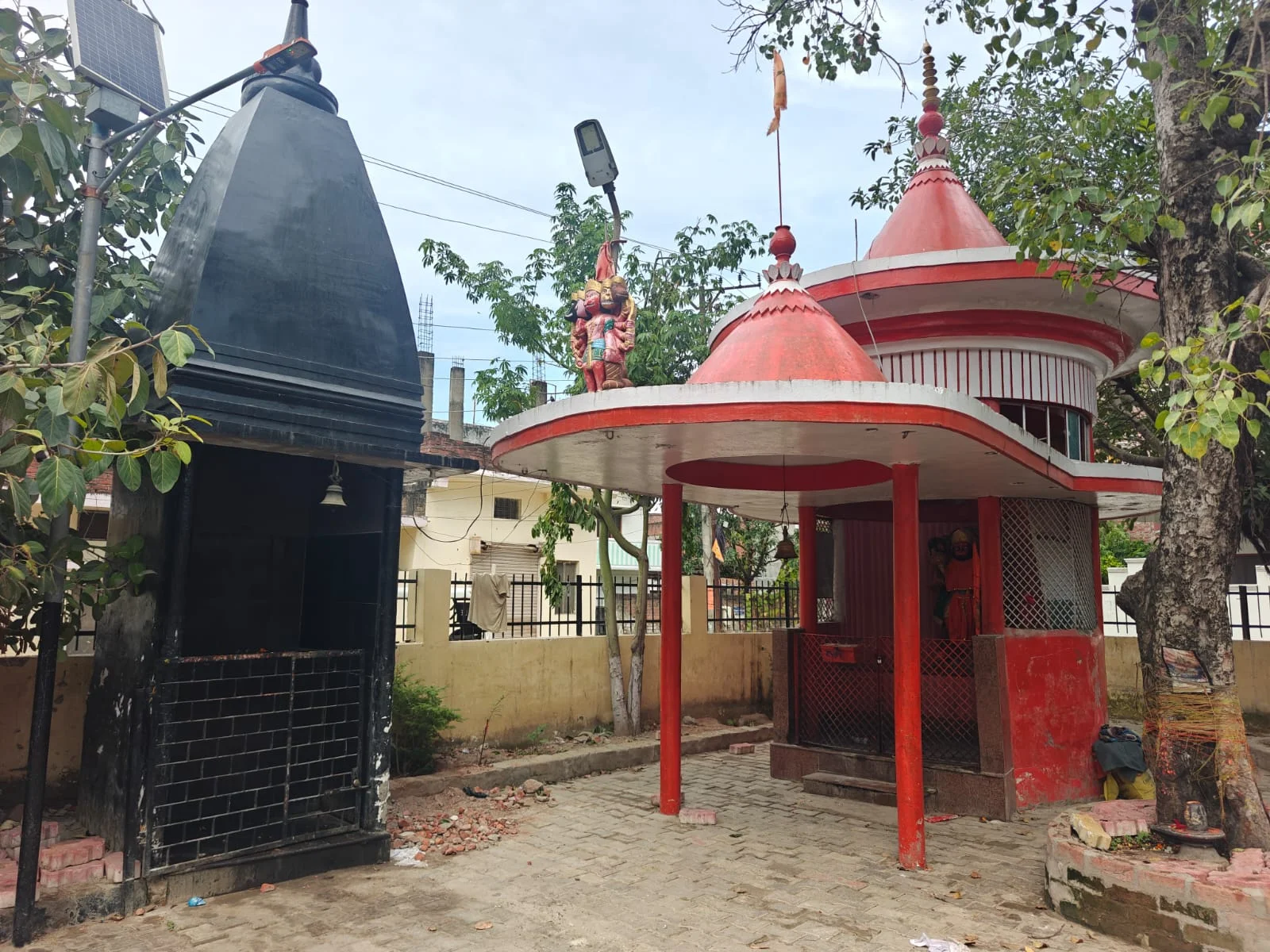 रामगढ़ताल क्षेत्र के गोपालापुर गांव में हुई घटना, पुलिस ने विशेष टीम गठित कर जांच शुरू की — मोहल्लेवासियों ने मूर्ति बरामदगी न होने पर आंदोलन की चेतावनी दी