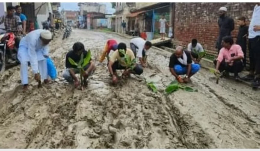 कीचड़ भरी सड़क से परेशान लोग, विरोध में लगाए केले के पौधे और धान
