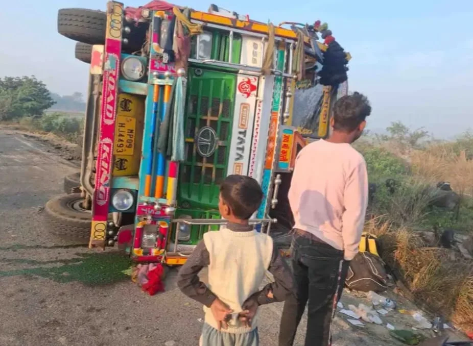 सकीट के पास हादसे में 25 भैंसों की मौत, दो लोग घायल