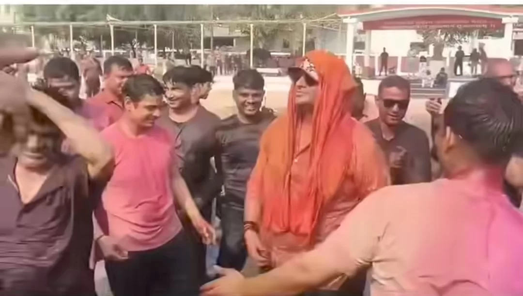 चुम्मा-चुम्मा' और 'लंदन ठुमका' पर झूमे अधिकारी