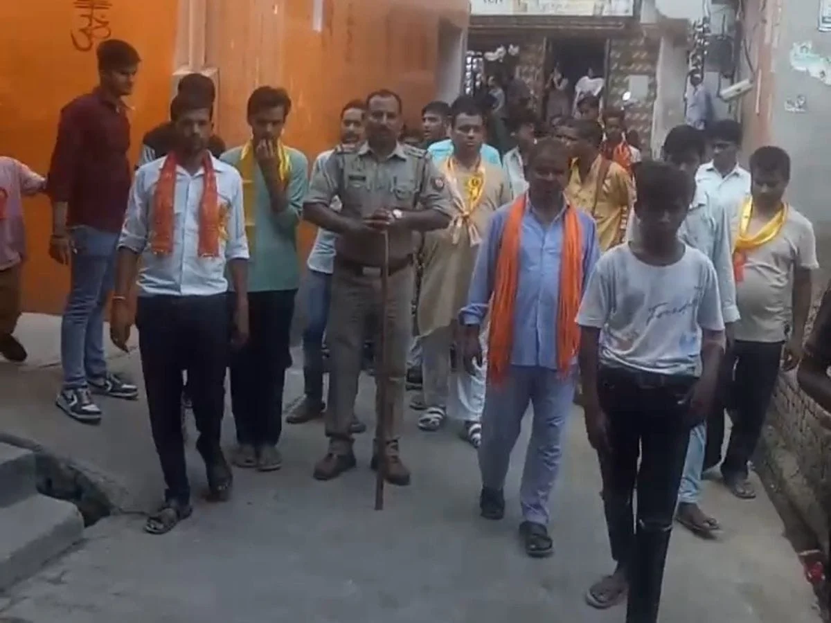 नगर के मुख्य मार्गों से होकर लौटी