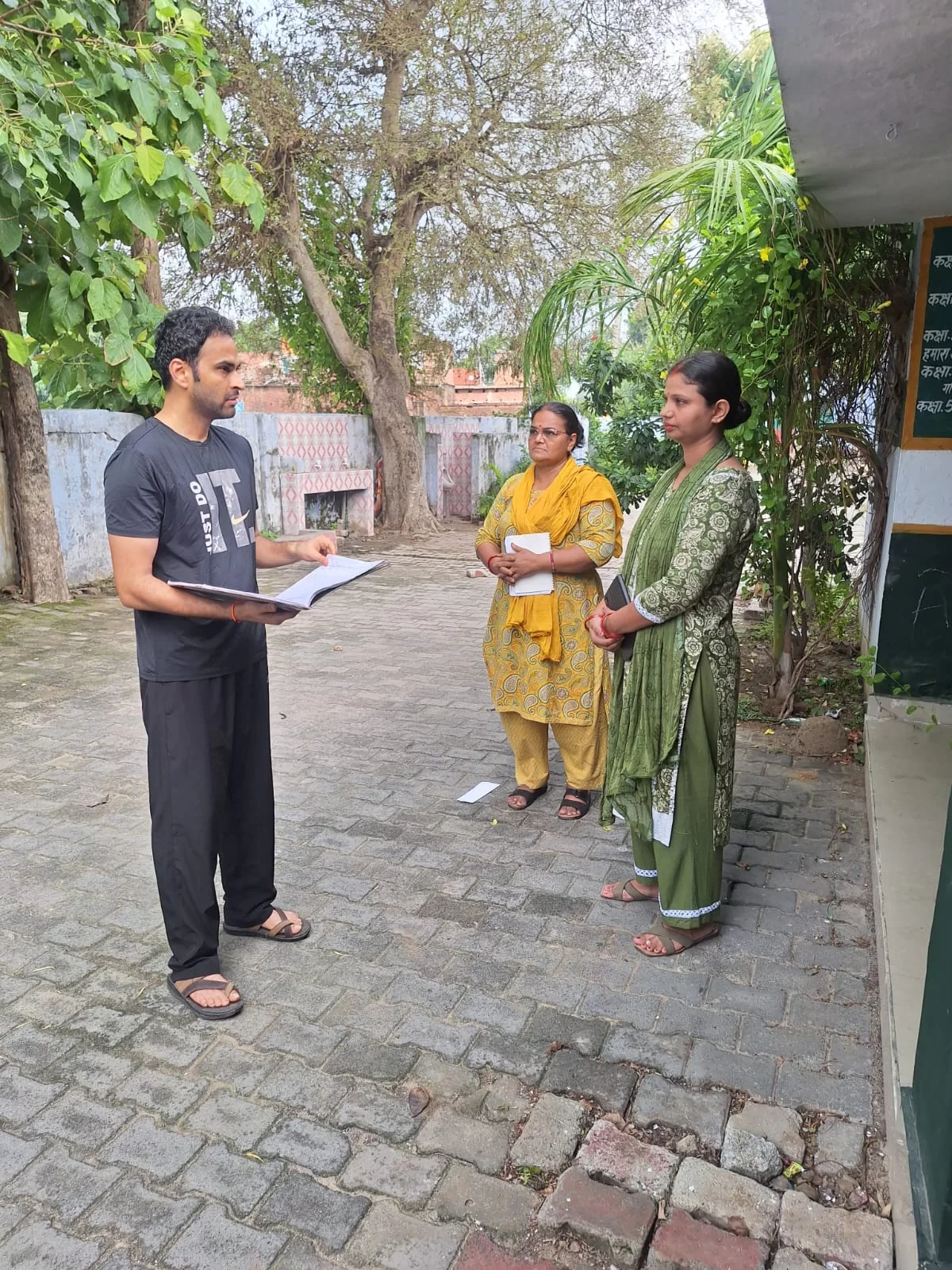 बच्चों की शत-प्रतिशत उपस्थिति व गुणवत्तापूर्ण शिक्षा पर दिया जोर