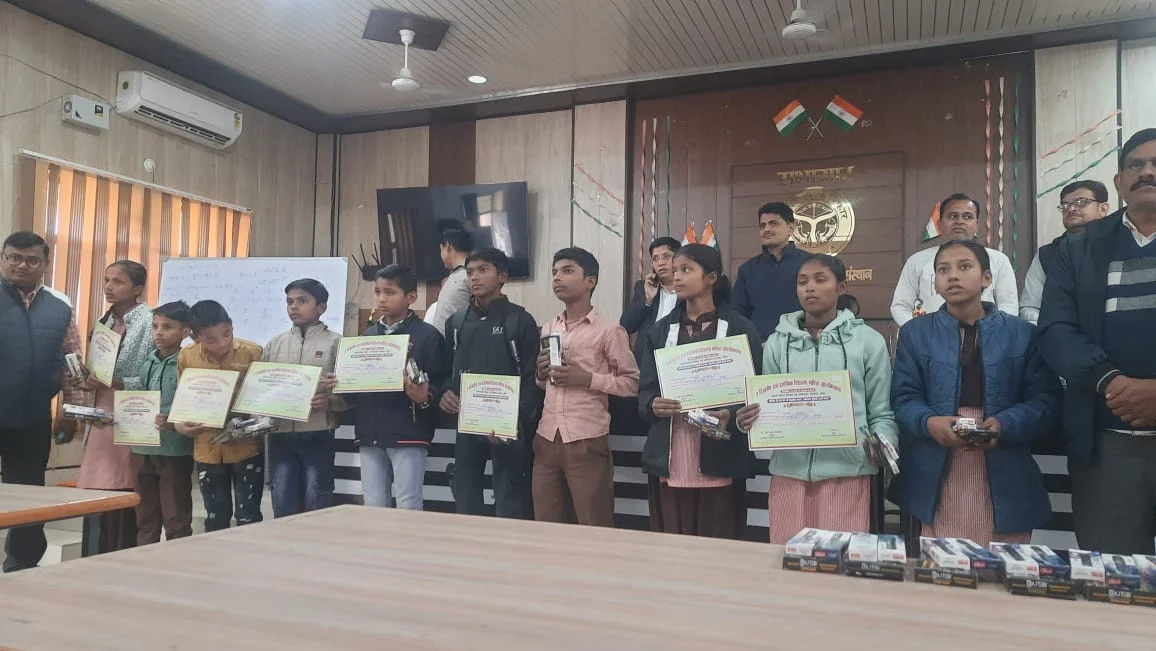 बांदा जिला मुख्यालय में हुई इस प्रतियोगिता में जिलेभर के विद्यालयों से बड़ी संख्या में छात्रों ने प्रतिभाग किया था