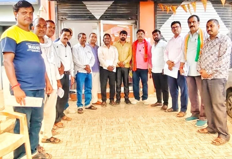 वार्ड-07 मालवीय नगर मंडल अंतर्गत सैनिक नगर शक्ति केंद्र पर हुई बैठक में बूथ अध्यक्षों को मतदाता सूची वितरित, नए मतदाताओं के पंजीकरण पर जोर