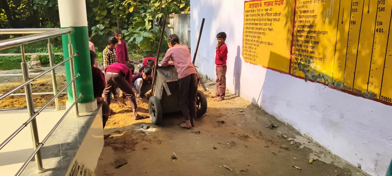 पढ़ने गए नाबालिग बच्चों से काम कराए जाने पर अभिभावकों में गुस्सा