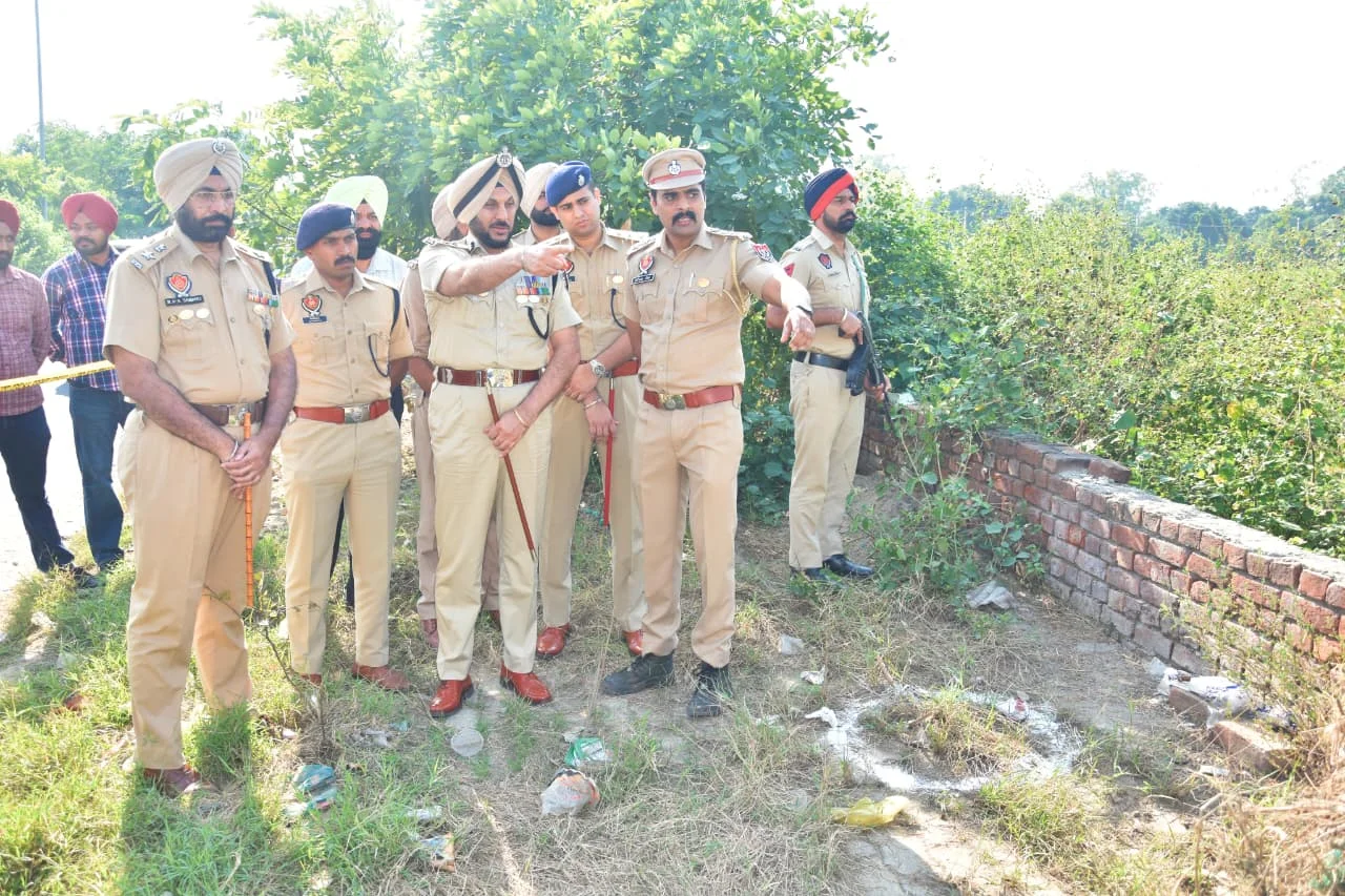 आरोपी ने पुलिस पर चलाई गोली — पैर में लगी खुद को लगी गोली, अस्पताल में भर्ती