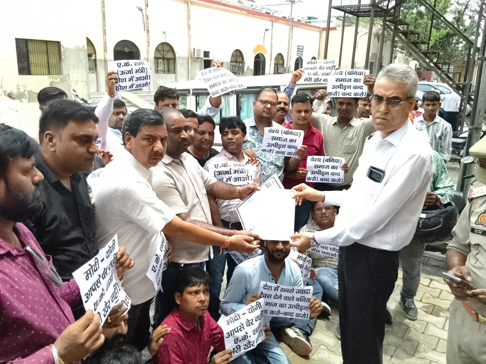 राज्यपाल को ज्ञापन सौंपा