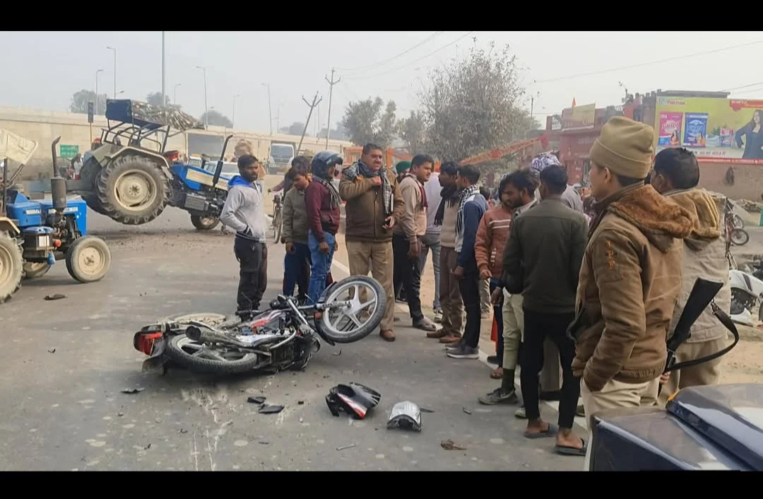 ट्रैक्टर-ट्रॉली और बाइक की टक्कर, दो युवक गंभीर