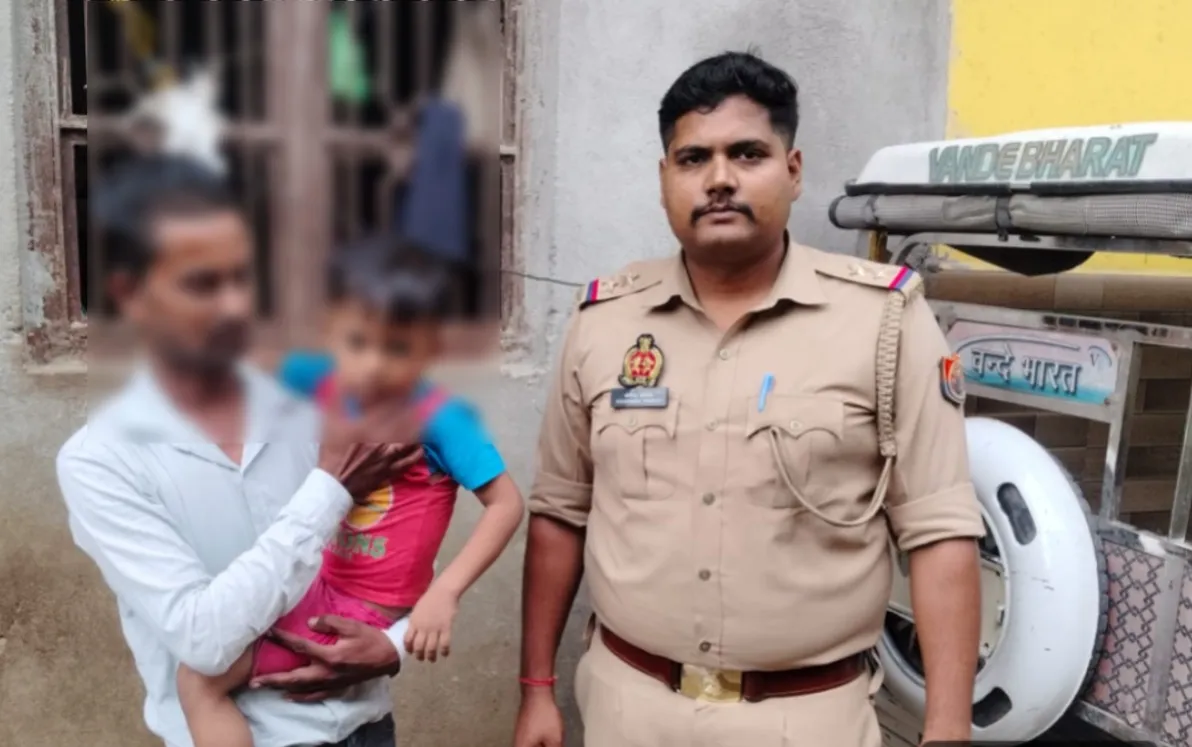 सीसीटीवी फुटेज और सर्च ऑपरेशन की मदद से राजघाट पुलिस ने आधे घंटे में मासूम को सकुशल खोजकर परिजनों को सौंपा।