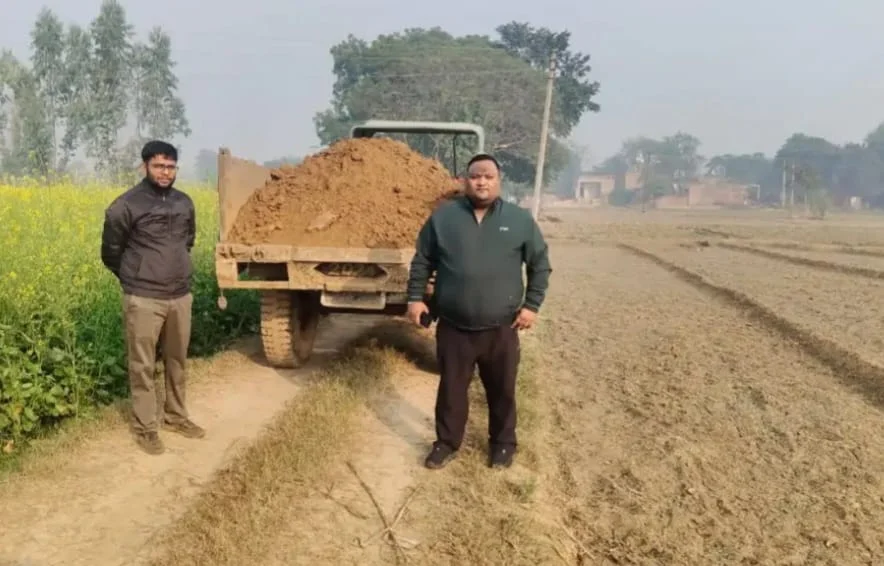 हसायन रोड के रमपुरा गांव में लोडर और ट्रैक्टर-ट्रॉली जब्त
