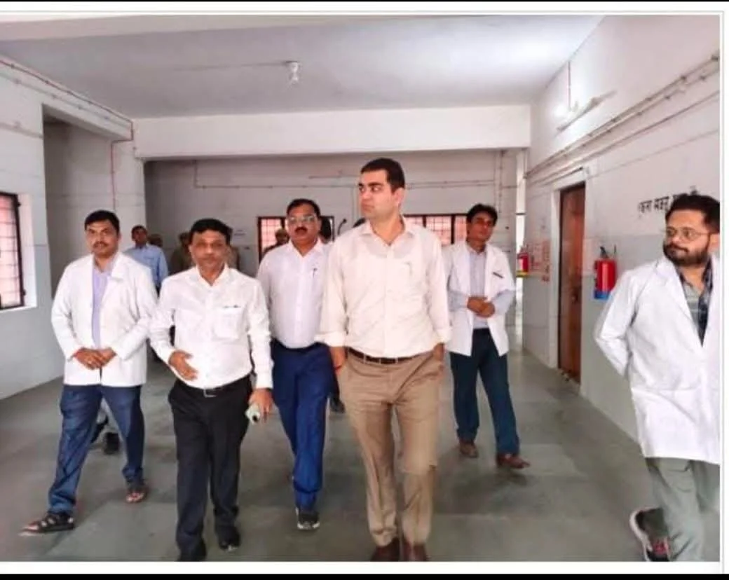 जिलाधिकारी ने मरीजों को बेहतर स्वास्थ्य सुविधाएं उपलब्ध कराने के दिए निर्देश