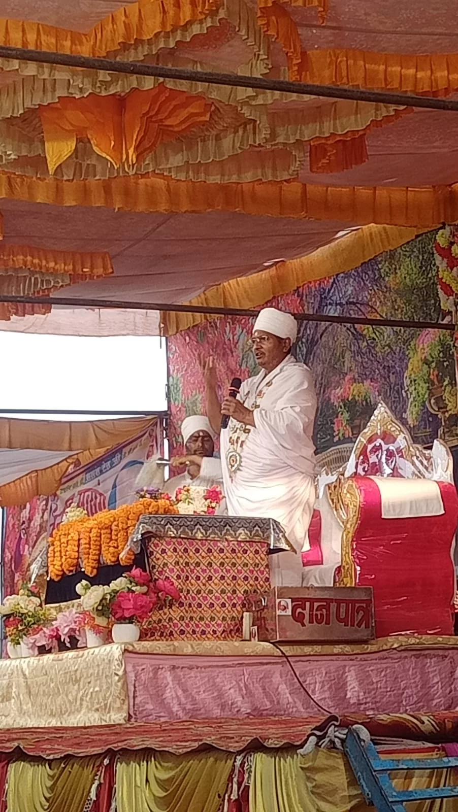 अलौली के  वेनहर गांव में असंग देव महाराज के श्रीमुख से दो दिवसीय सत्संग का शुभारंभ