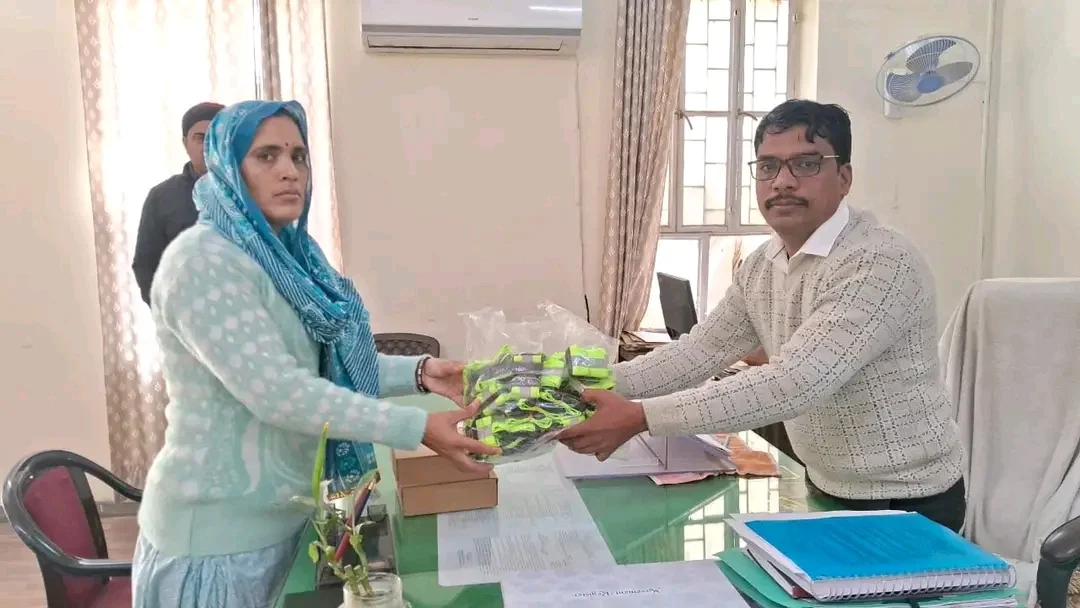 निराश्रित पशुओं और भारी वाहनों पर लगाए जाएंगे रेडियम बेल्ट व स्टीकर, रात में हादसों की रोकथाम का प्रयास