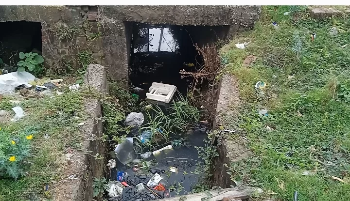 स्थानीय लोगों ने नगर पंचायत पर उपेक्षा का आरोप लगाया, नाले पर ढक्कन व नियमित सफाई की मांग