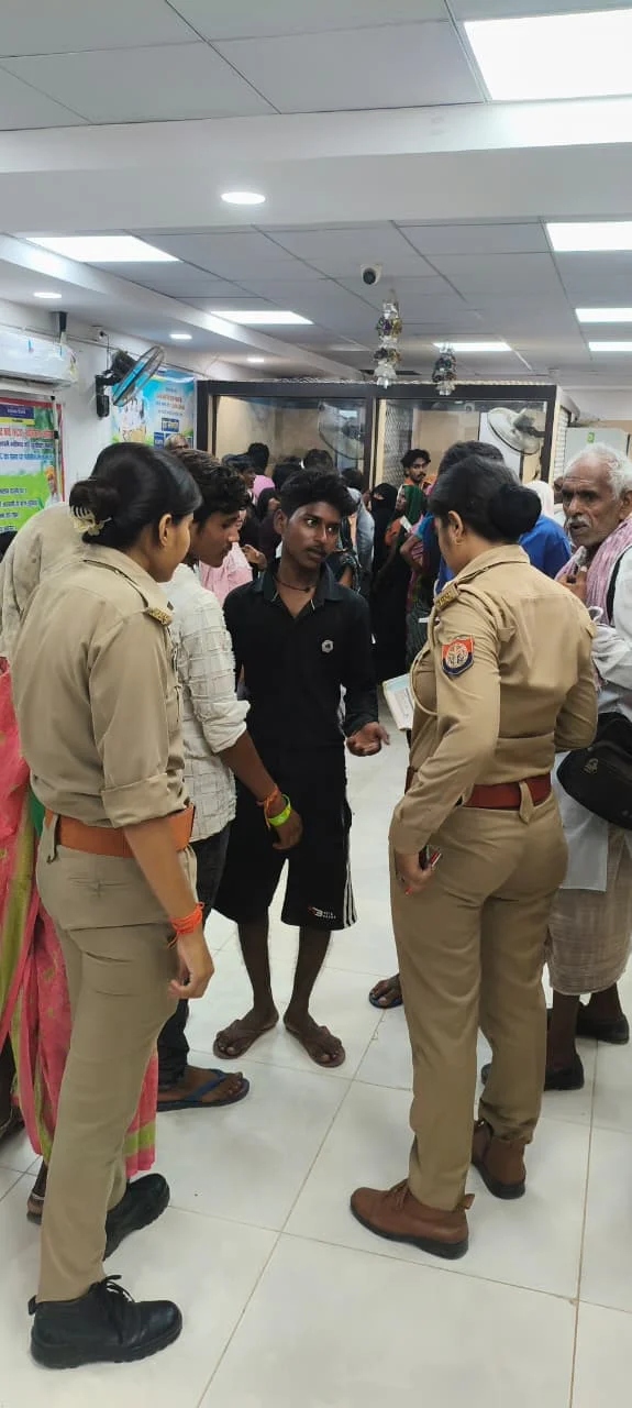 बैंकों के अंदर तथा बाहर पुलिस ने लोगों को चेक किया